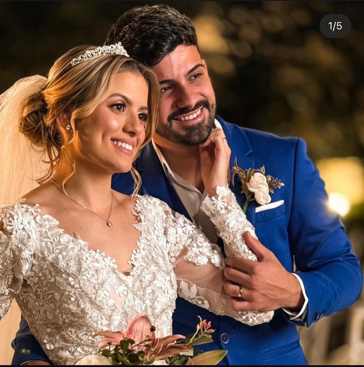 Casal sorrindo no casamento noturno